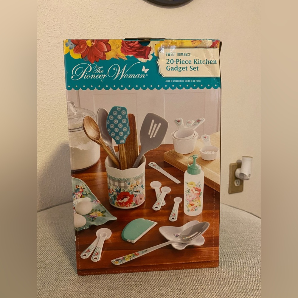 Pioneer Woman 20 pc kitchen set